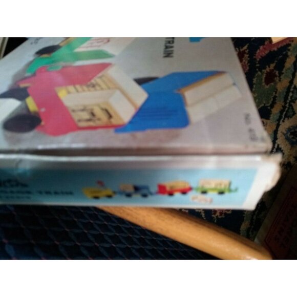 NEVER PLAYED VINTAGE PLAYSKOOL AIRPORT BAGGAGE TRAIN TOY IN ORIGINAL BOX - Picture 9 of 10